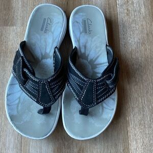 Clarks collection Black women’s size 6 flip flops